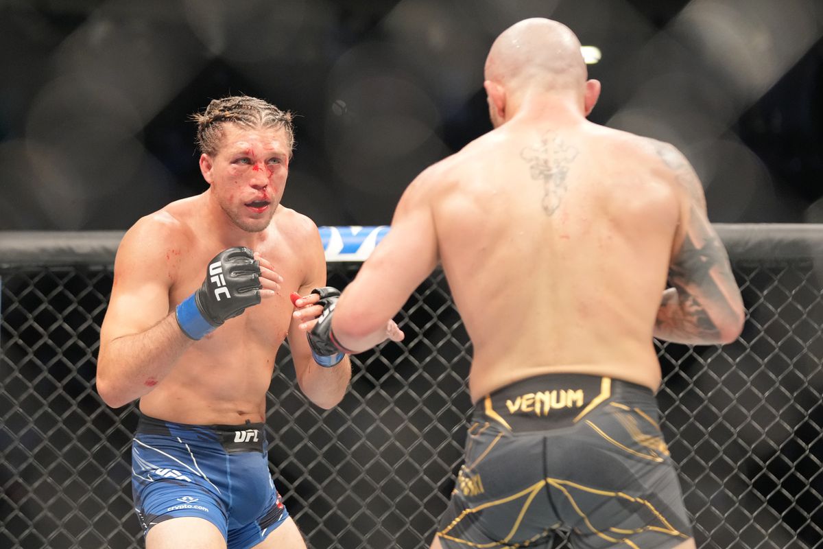 Alexander Volkanovski battles Brian Ortega in their featherweight fight during UFC 266 on September 25, 2021, at T-Mobile Arena in Las Vegas, NV.