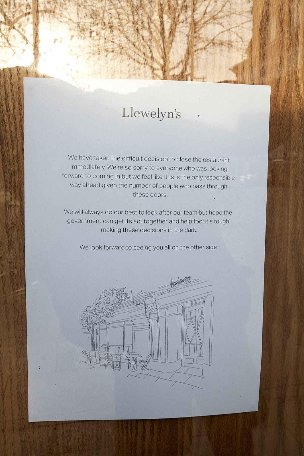 A sign posted to the door of Llewelyn’s in Herne Hill 