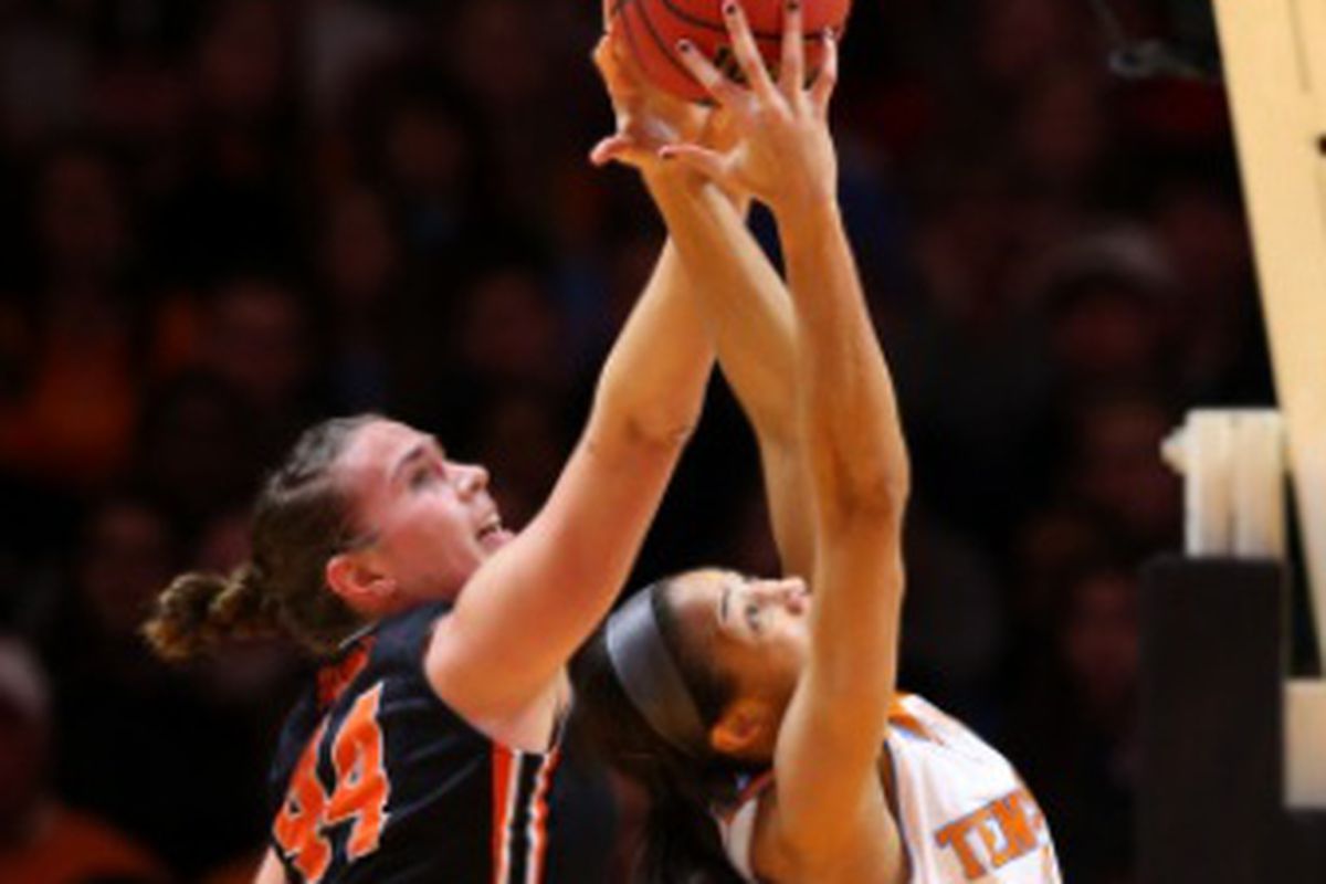 Tennessee's Isabelle Harrison out-battled Oregon St.'s Ruth Hamblin, and the Lady Vols downed the Beavers by 11 as a result. 