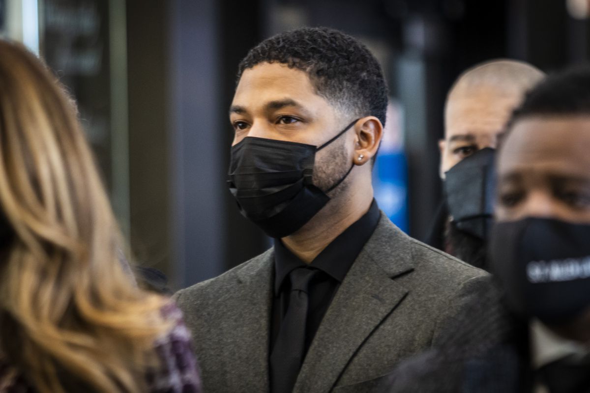 With his mother, Janet Smollett, on his right arm and flanked by other family members and supporters, former “Empire” star Jussie Smollett walks into the Leighton Criminal Courthouse, Tuesday morning, Nov. 30, 2021. The 39-year-old actor and singer is charged with lying to Chicago police in 2019 when he claimed he was the victim of a racist and anti-gay attack near his Streeterville apartment. | Ashlee Rezin/Sun-Times