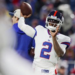 Tyrod Taylor warming up for his first start in two seasons with the Giants.