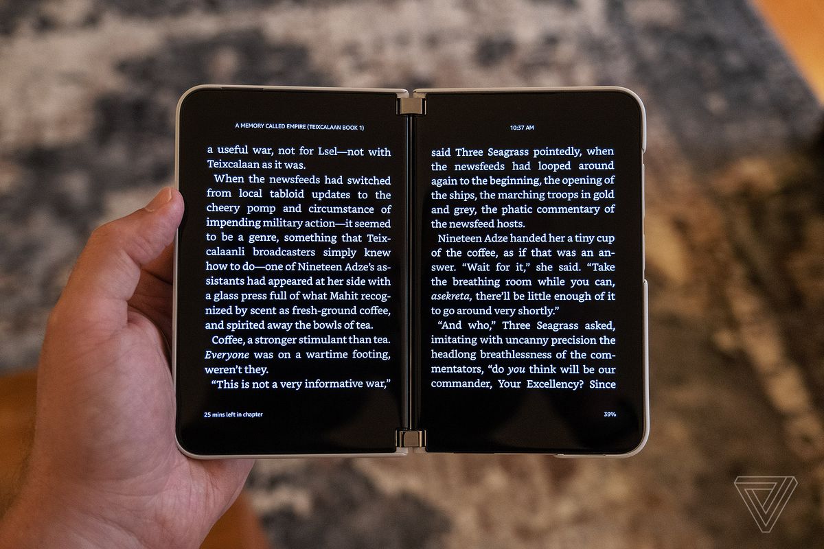 Kindle e-book espalhado pelas duas telas Microsoft Surface Duo 2