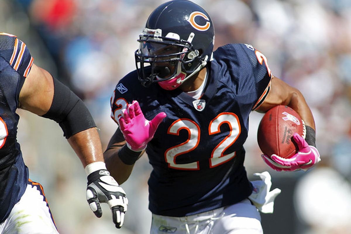 CHARLOTTE, NC - OCTOBER 10: Running back Matt Forte #22 of the Chicago Bears runs with the ball against the Carolina Panthers at Bank of America Stadium on October 10, 2010 in Charlotte, North Carolina. (Photo by Geoff Burke/Getty Images)