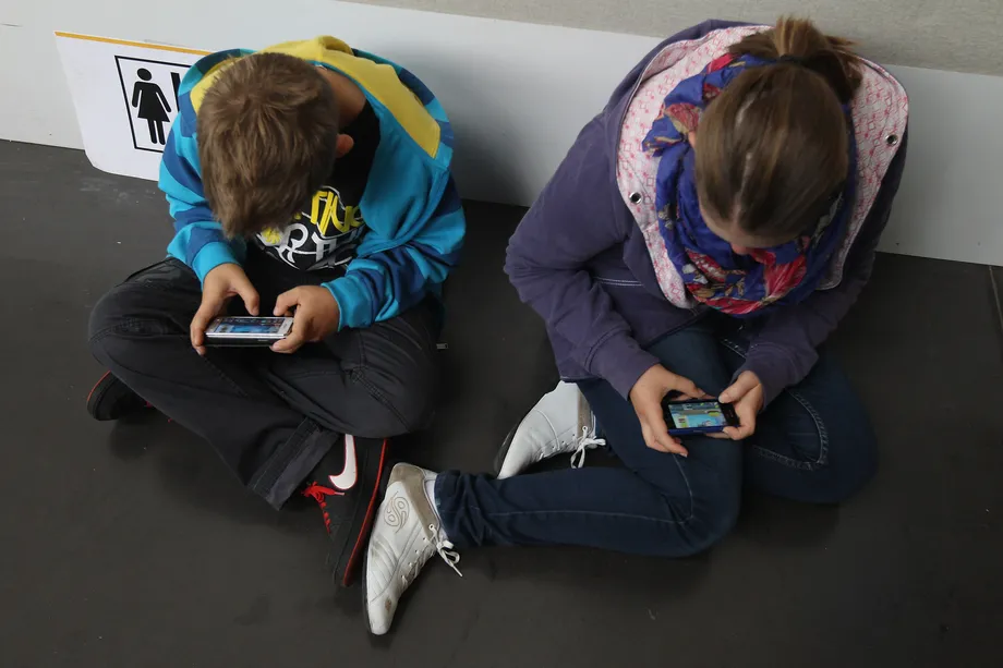 Francia prohíbe el teléfono en las escuelas