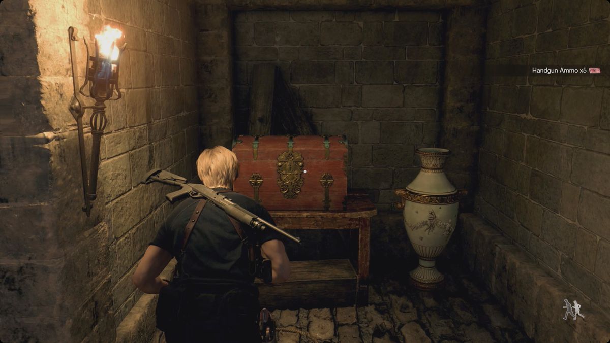 Resident Evil 4&nbsp;remake&nbsp;Leon approaching the treasure chest in the Courtyard