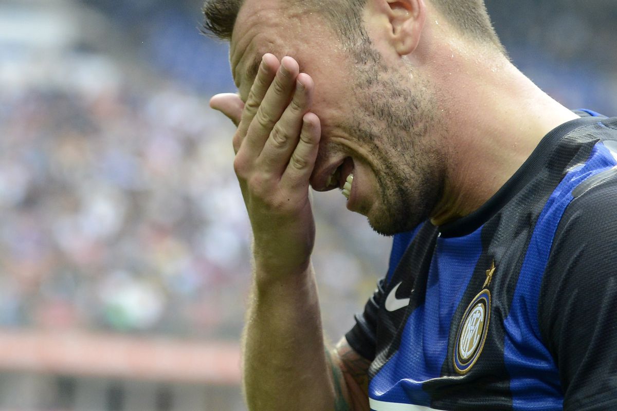 MILAN, ITALY - SEPTEMBER 23:  Wesley Sneijder of FC Inter Milan appears dejected during the Serie A match between FC Internazionale Milano and AC Siena at San Siro Stadium on September 23, 2012 in Milan, Italy.  (Photo by Claudio Villa/Getty Images)