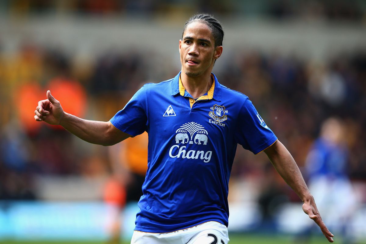 WOLVERHAMPTON, ENGLAND - MAY 06:  Steven Pienaar of Everton in action during the Barclays Premier League match between Wolverhampton Wanderers and Everton at Molineux on May 6, 2012 in Wolverhampton, England.  (Photo by Clive Mason/Getty Images)