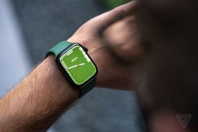 The Contour watch face showing on the Apple Watch Series 7 smartwatch.