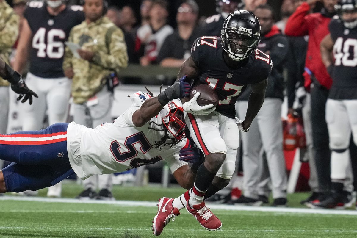 Atlanta Falcons wide receiver Olamide Zaccheaus (17) runs against New England Patriots linebacker Dont’a Hightower (54) during the first half at Mercedes-Benz Stadium.