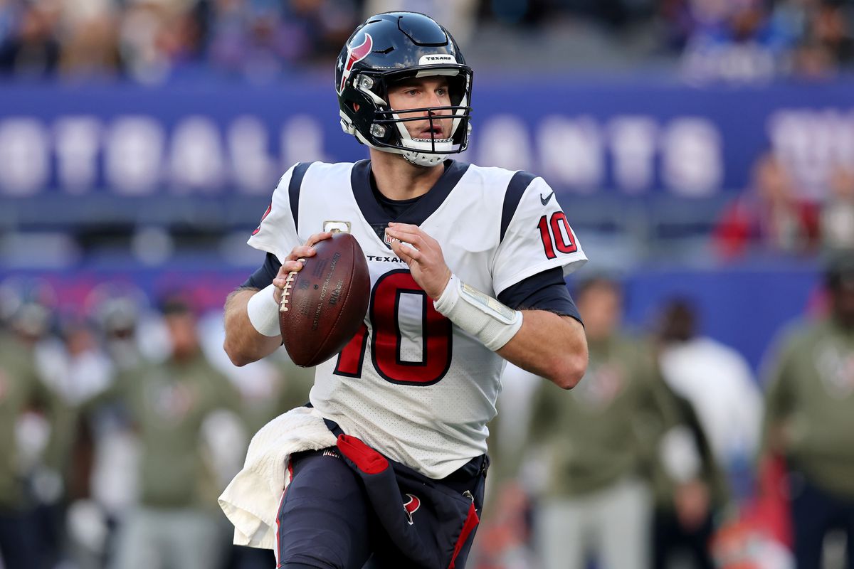 Houston Texans quarterback Davis Mills (10) looks to pass against the New York Giants during the fourth quarter at MetLife Stadium.