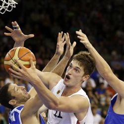 Germany's Tibor Pleiss, center, vies for the ball with Israel's Yaniv Green, left, and Guy Pnini during their EuroBasket European Basketball Championship Group A match in Ljubljana, Slovenia, Monday, Sept. 9, 2013. (AP Photo/Darko Bandic)