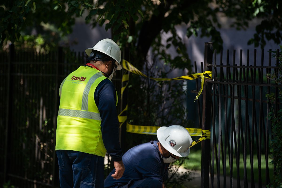 ComEd workers fix a power outage in Uptown last August. The utility’s “smart grid” work has resulted in fewer outages.