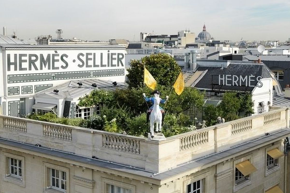 Hermes headquarters, Paris. Image via <a href="http://yourambassadrice.com/smell-like-summer/">Yourambassadrice</a>