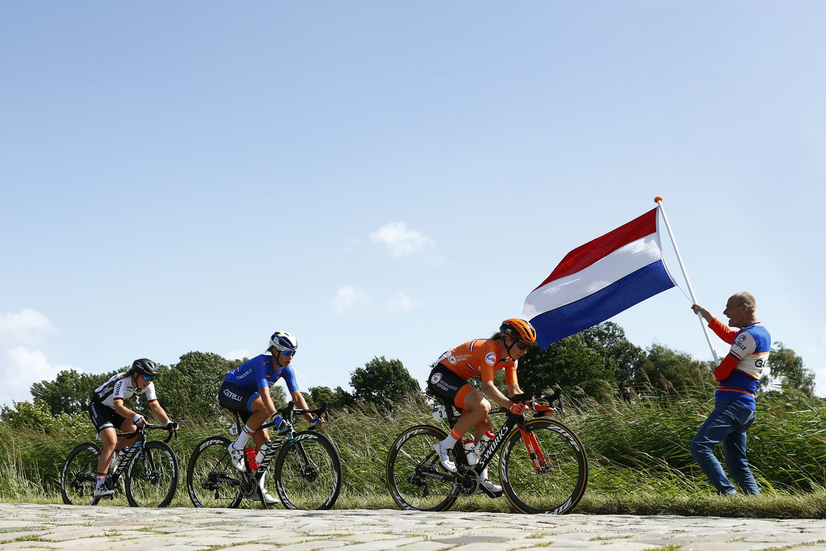 Amy Pieters leads Elena Cecchini and Lisa Klein in the break at the 2019 European Championships in Alkmaar