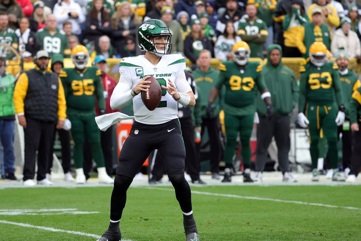 Zach Wilson #2 of the New York Jets looks to throw during the first quarter of a game against the Green Bay Packers at Lambeau Field on October 16, 2022 in Green Bay, Wisconsin.