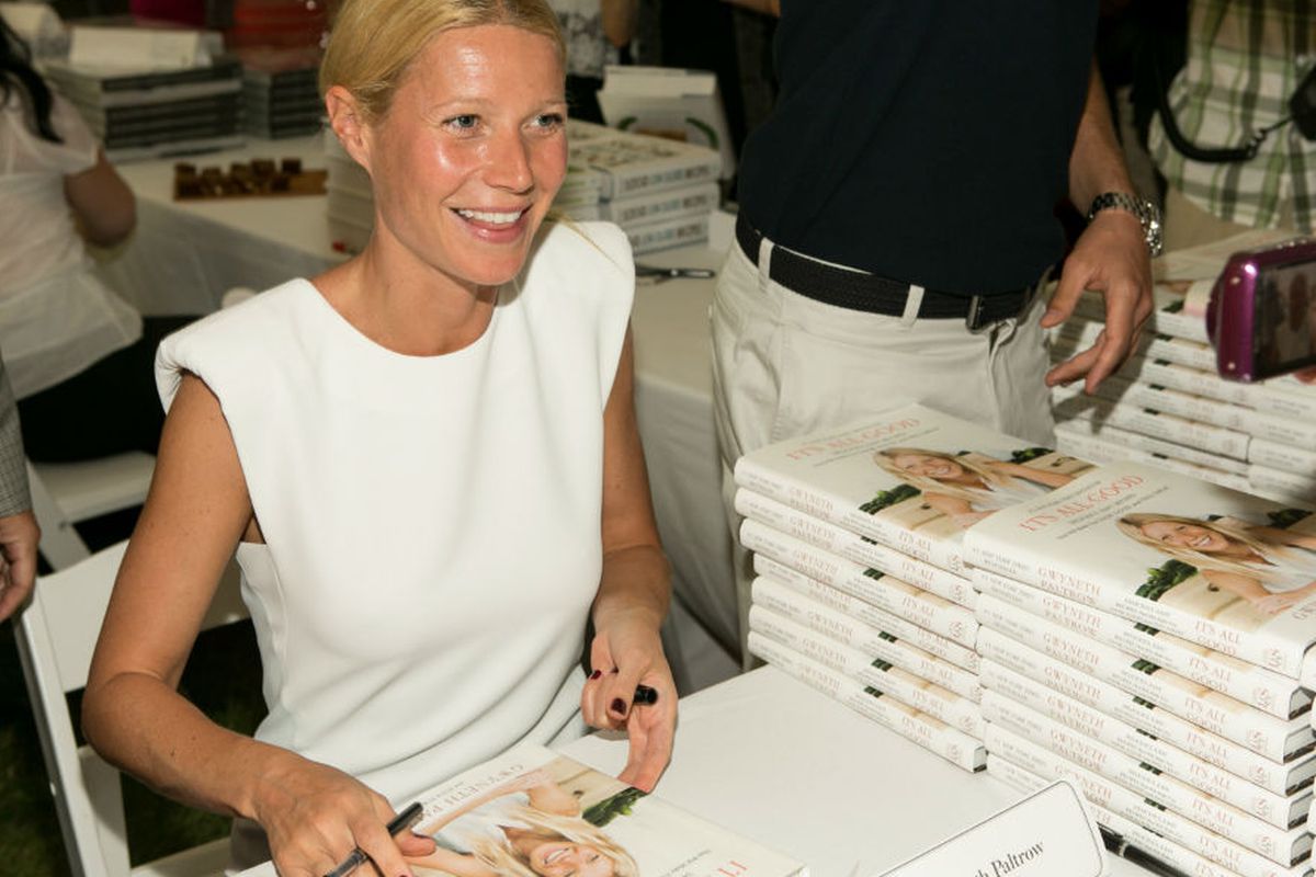 Paltrow signing copies of her book, It's All Good. Photo by Getty.