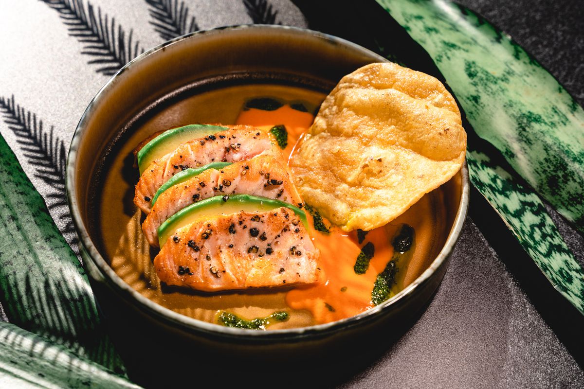 tataki de salmón |  Aguacate, dos tenedores de tomate, tomate, pareja