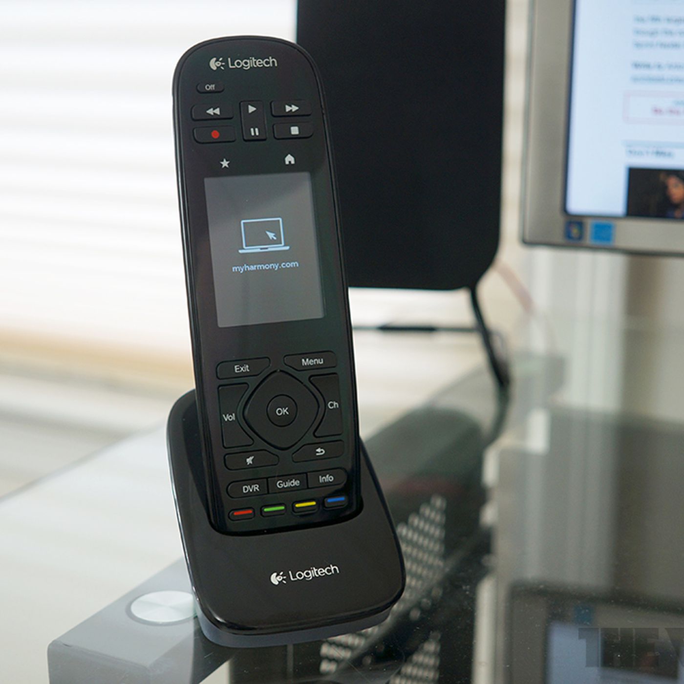 biografi Meyella skitse Logitech announces the Harmony Touch, a $249.99 touchscreen remote - The  Verge