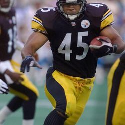 Pittsburgh Steelers running back Chris Fuamatu-Ma'afala (45) takes a handoff from Kordell Stewart, left, for six yards in the first quarter against the Carolina Panthers in Pittsburgh on Thursday, Aug.10, 2000. (AP Photo/Keith Srakocic)