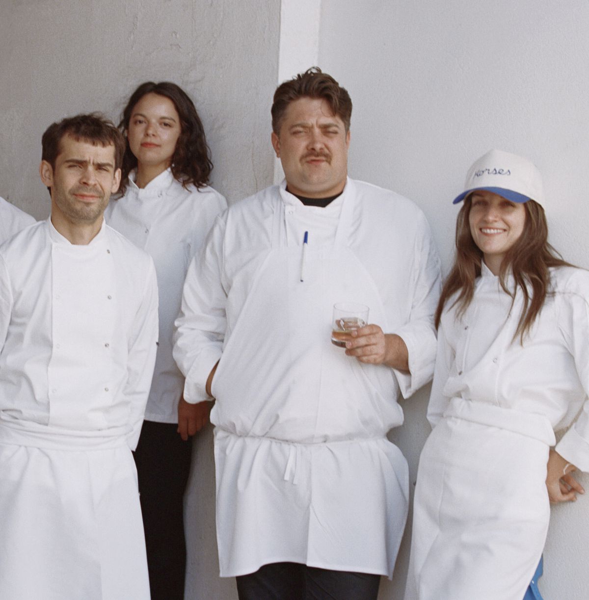 Equipo de chefs de Horses in Hollywood, con el chef-propietario Will Aghajanian en el extremo izquierdo y su esposa/co-chef-propietaria Liz Johnson en el extremo derecho.