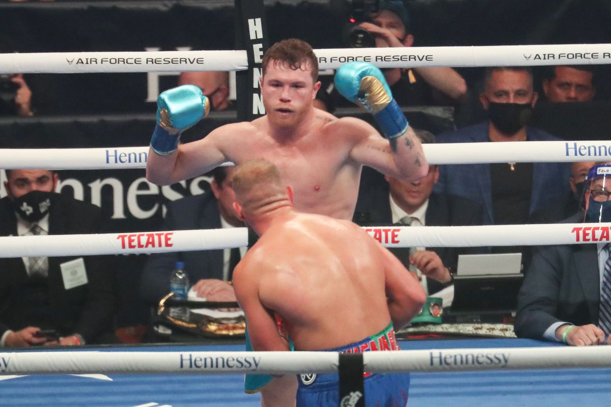 Saul Canelo Alvarez (R) and Billy Joe Saunders (L) fight during WBC, WBA Super, WBO and Ring Magazine World Super-Middleweight unification&nbsp;at AT&amp;T Stadium on on May 8, 2021 in Arlington, Texas.