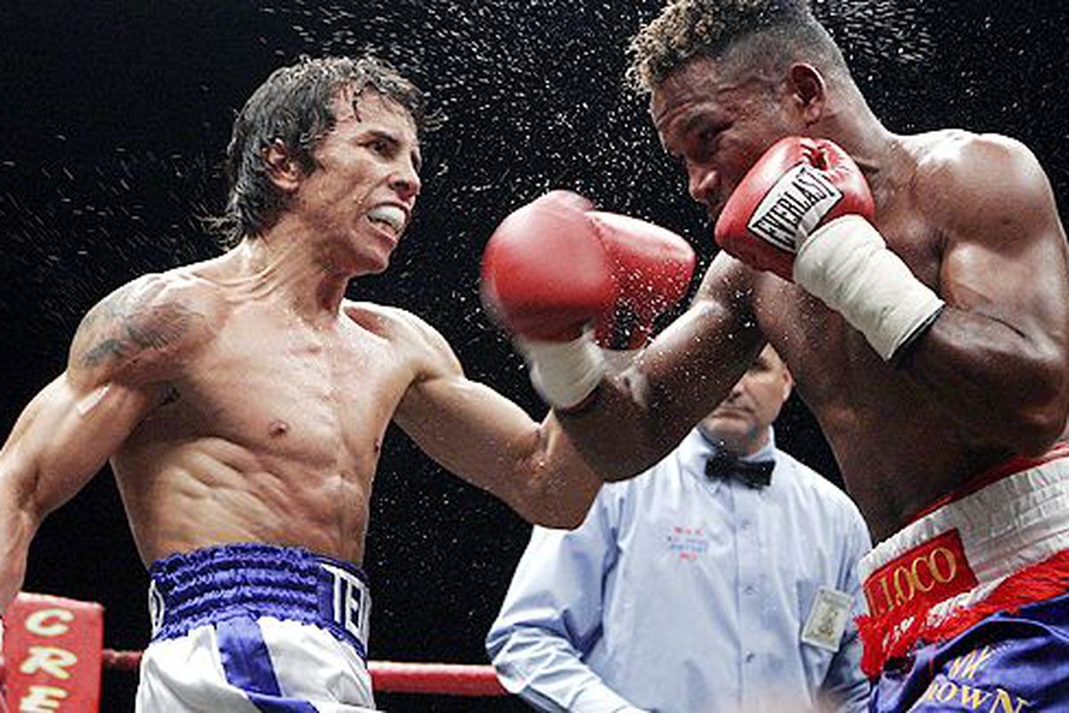 Edwin Valero (left) says he's due a fight with P4P king Manny Pacquiao. (via <a href="http://sportswrap.berecruited.com/wp-content/uploads/2008/07/box_ap_valero_580.jpg">sportswrap.berecruited.com</a>)