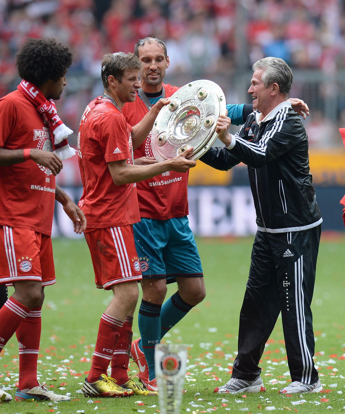 Fussball 1. Bundesliga Saison 2012/2013: Arjen Robben (FC Bayern Muenchen) mit Schale