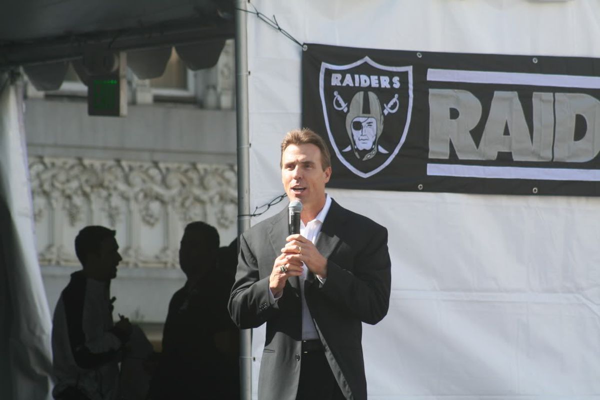 Former Raiders linebacker Bill Romanowski speaks at the 2010 Raider Nation  Celebration (photo by Levi Damien)