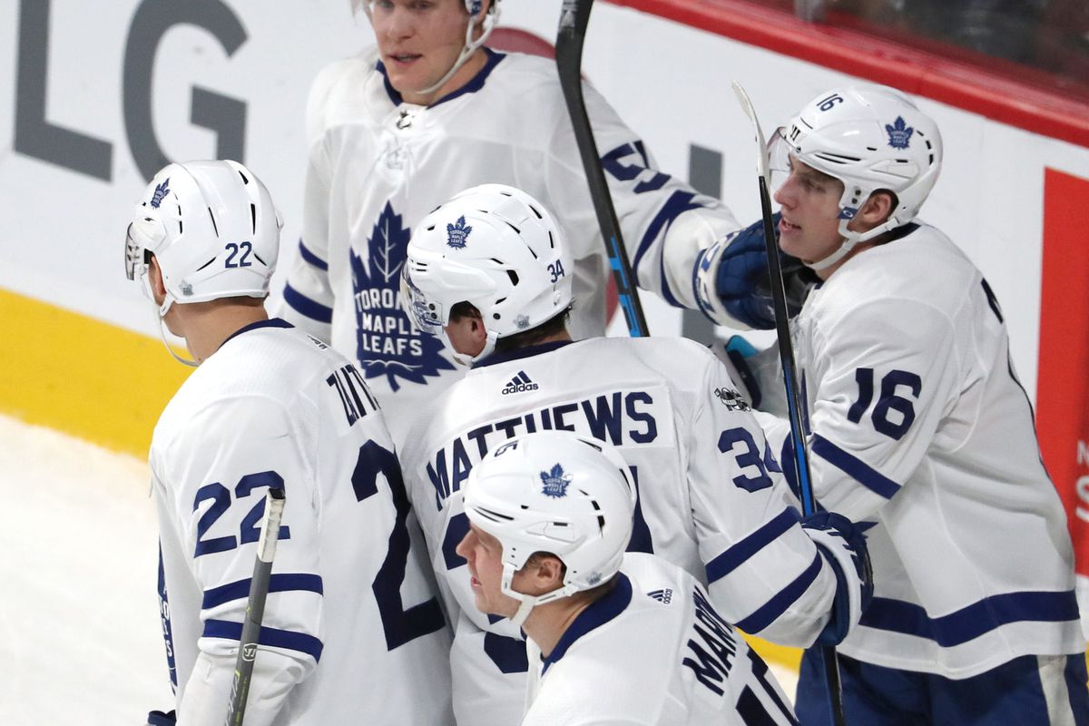 lol it looks like Gardiner's giving Marner a stealth-punch