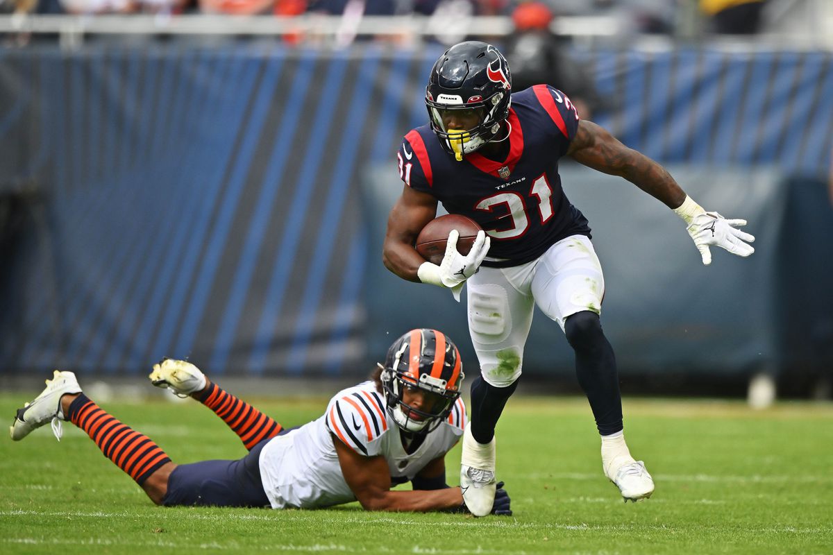 Houston Texans running back Dameon Pierce (31) runs with the ball against the Chicago Bears at Soldier Field