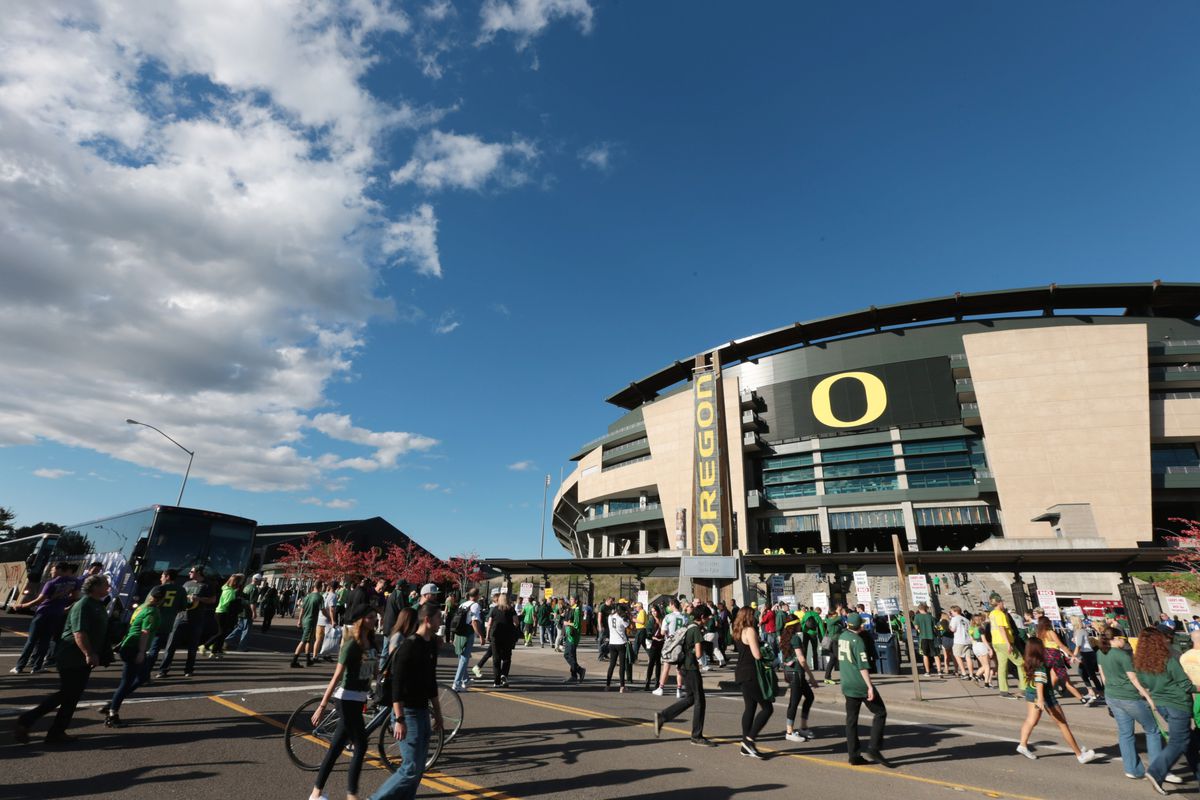Does Oregon have the best overall fan experience in the Pac 12?