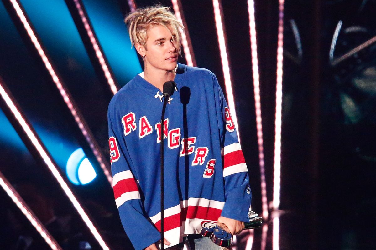 Justin Bieber dons a hockey sweater at a recent awards show