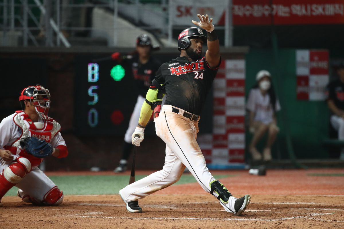 Outfielder Rojas Jr. Mel of Kt Wiz bats in the top of ninth inning during the KBO League game between Kt Wiz and SK Wyverns at the Incheon SK Happy Dream Park on June 16.