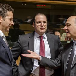Netherlands' Finance Minister Jeroen Dijsselbloem, left, talks with France's Finance Minister Pierre Moscovici, right, and Sweden's Finance Minister Anders Borg during a European finance ministers meeting in Luxembourg, Friday, June 21, 2013. 