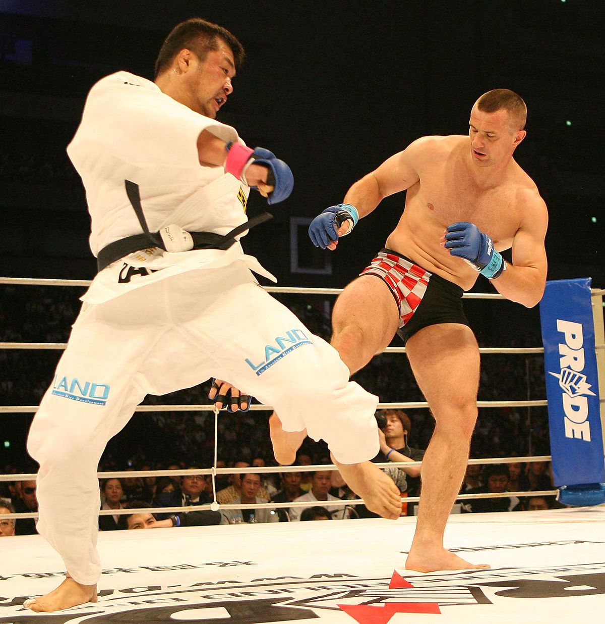 Mirko CroCop takes on Hidehiko Yoshida during the Pride 2006 Openweight Grand Prix.