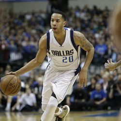 Dallas Mavericks guard Devin Harris (20) dribbles during the first half of an NBA basketball game Wednesday, Feb. 11, 2015, in Dallas. (AP Photo/LM Otero)  
