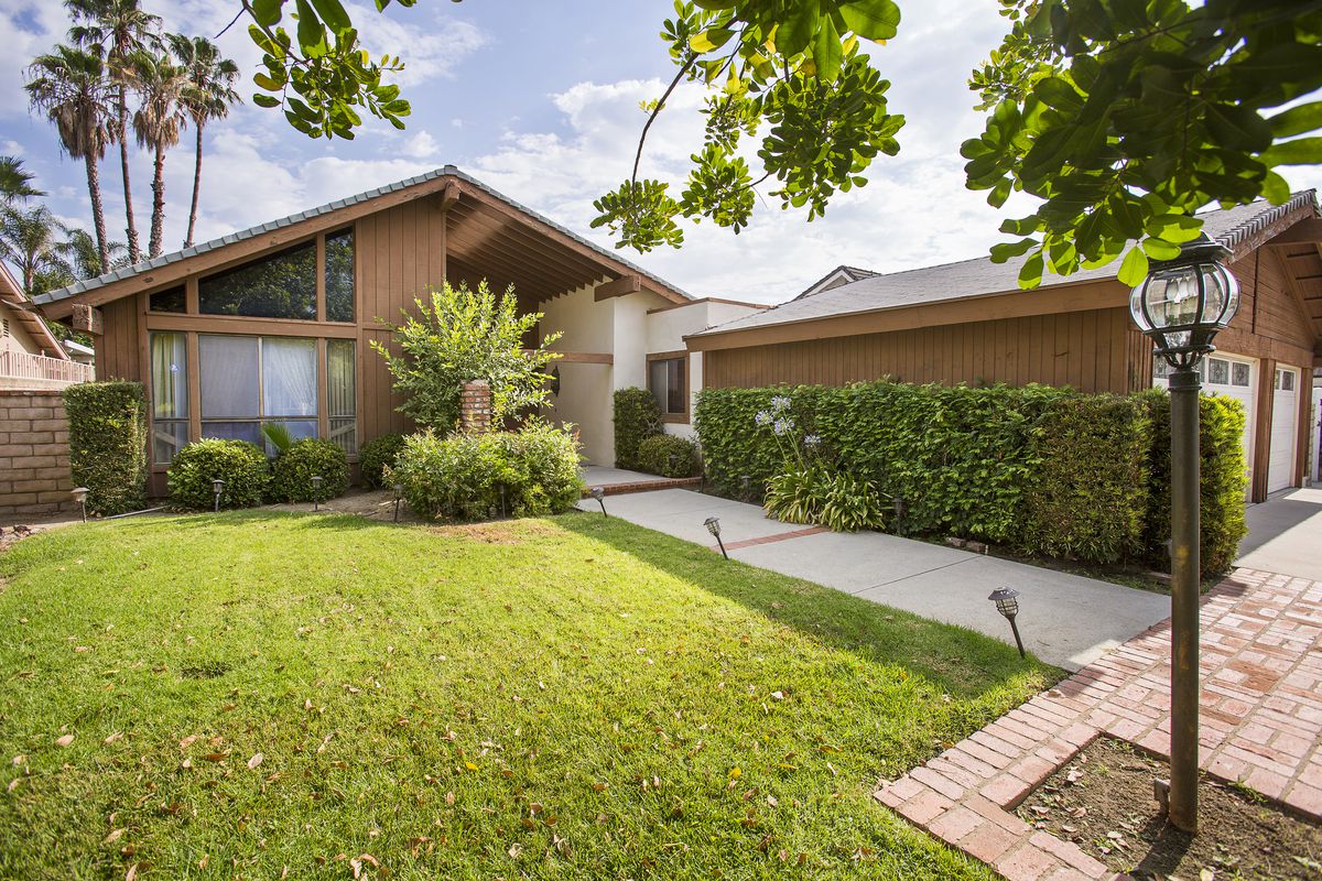 Throwback Northridge house with large backyard wants $725K ...