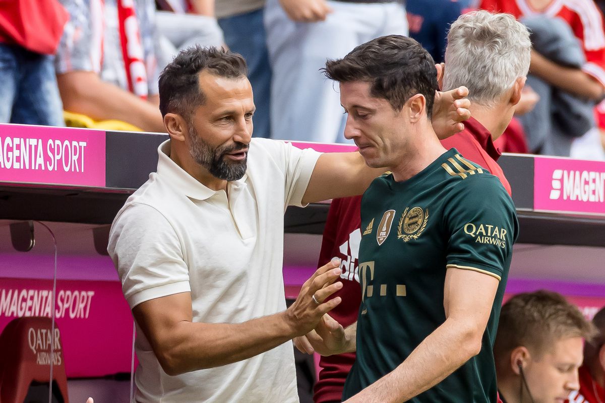 Hasan Salihamidžić with his arm around Robert Lewandowski, who looks away, as he leaves the field during a match against Bochum