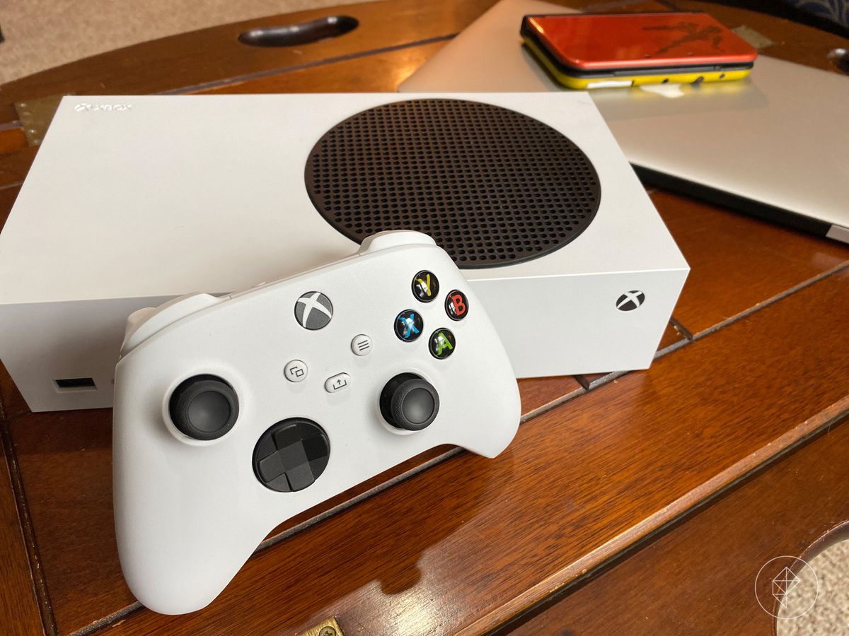 Photo of Xbox-S and game controller