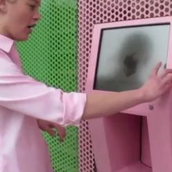 <a href="http://eater.com/archives/2012/03/06/watch-sprinkles-cupcake-dispensing-atm-in-action.php">Watch Sprinkle's Cupcake-Dispensing ATM in Action</a>