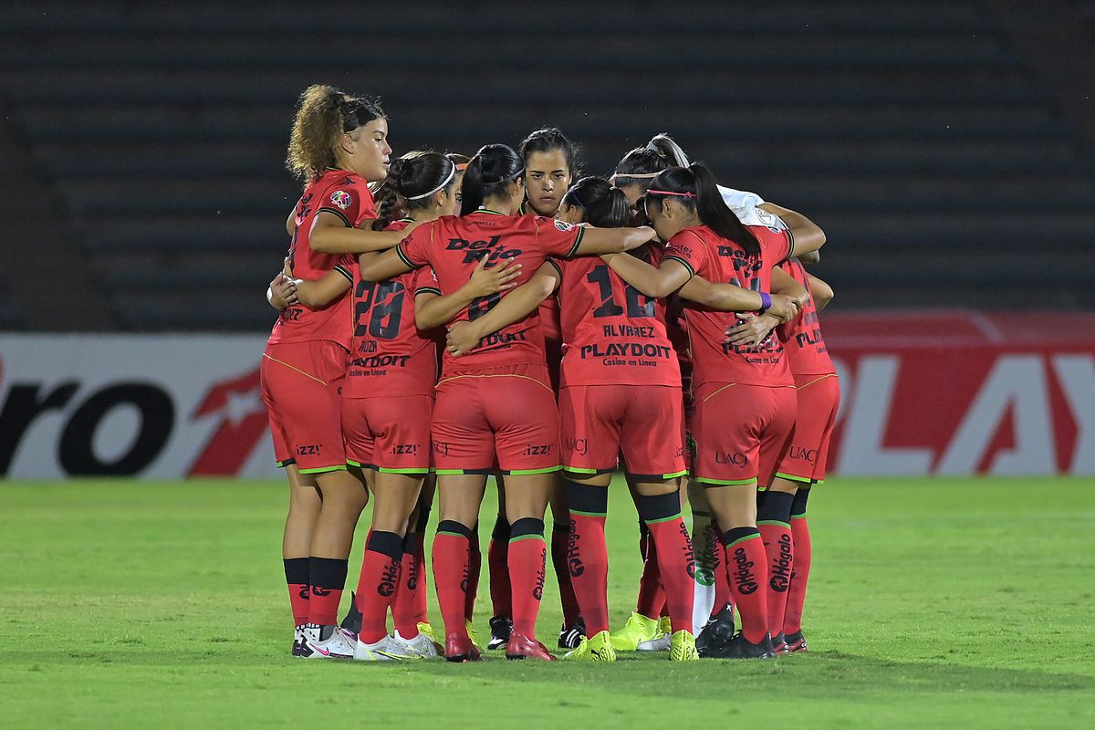 Players of Leon huddle before the match between FC Juarez and Leon as part of the Torneo Grita Mexico A21 Liga MX Femenil at Olimpico Benito Juarez on August 30, 2021 in Ciudad Juarez,