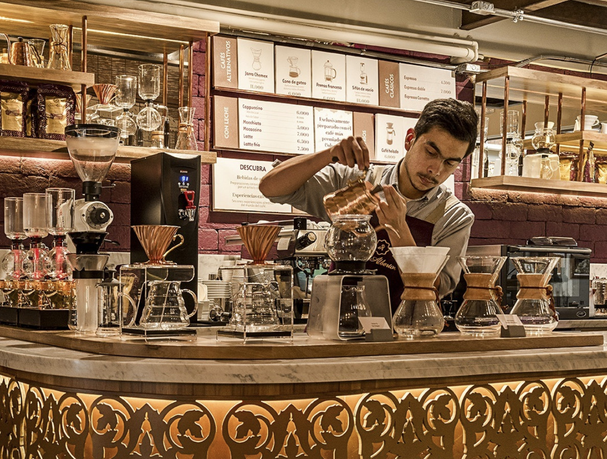 Barista pouring coffee at Cafe San Alberto in Colombia