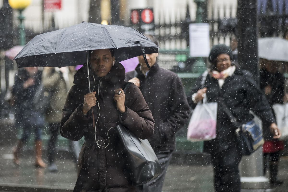 Return Of Winter Temperatures And Snow Hampers Morning Commute In New York City