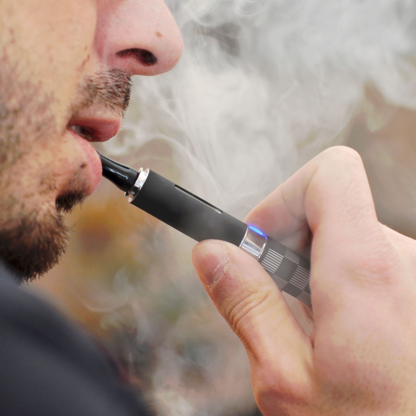 Fare løfte hver for sig Vaping health risks 2019: A new lung disease has been linked to  e-cigarettes - Vox