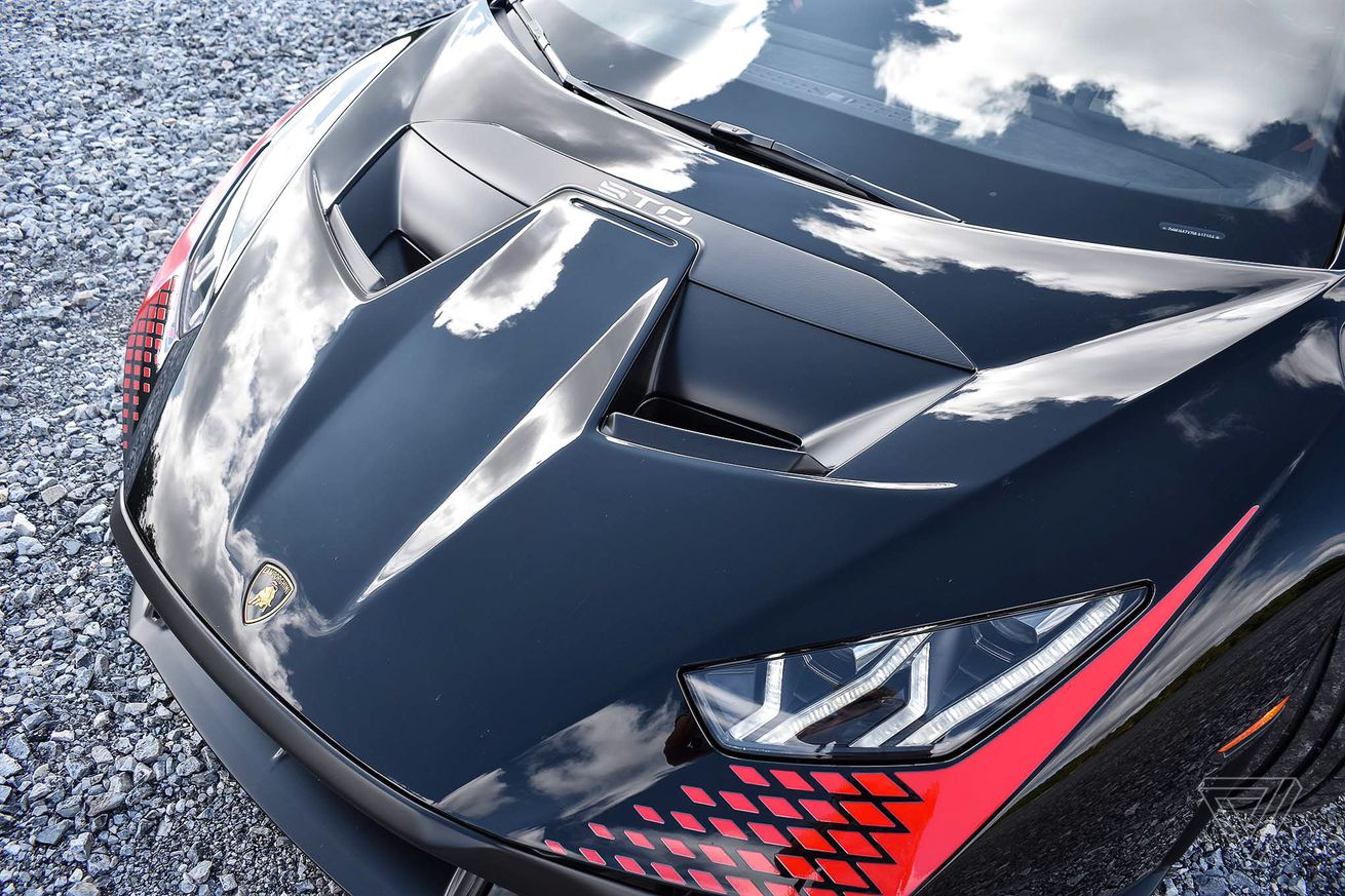 Lamborghini Huracan ST hood