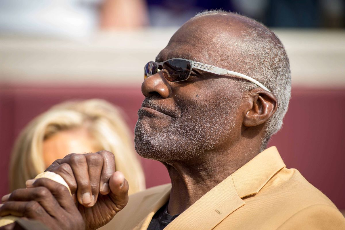 Alan Page sounding the gjallarhorn at the Vikings' home opener.