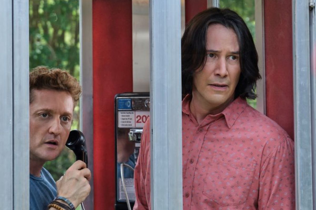 Alex Winter and Keanu Reeves in Bill and Ted Face the Music, standing in a phone booth.