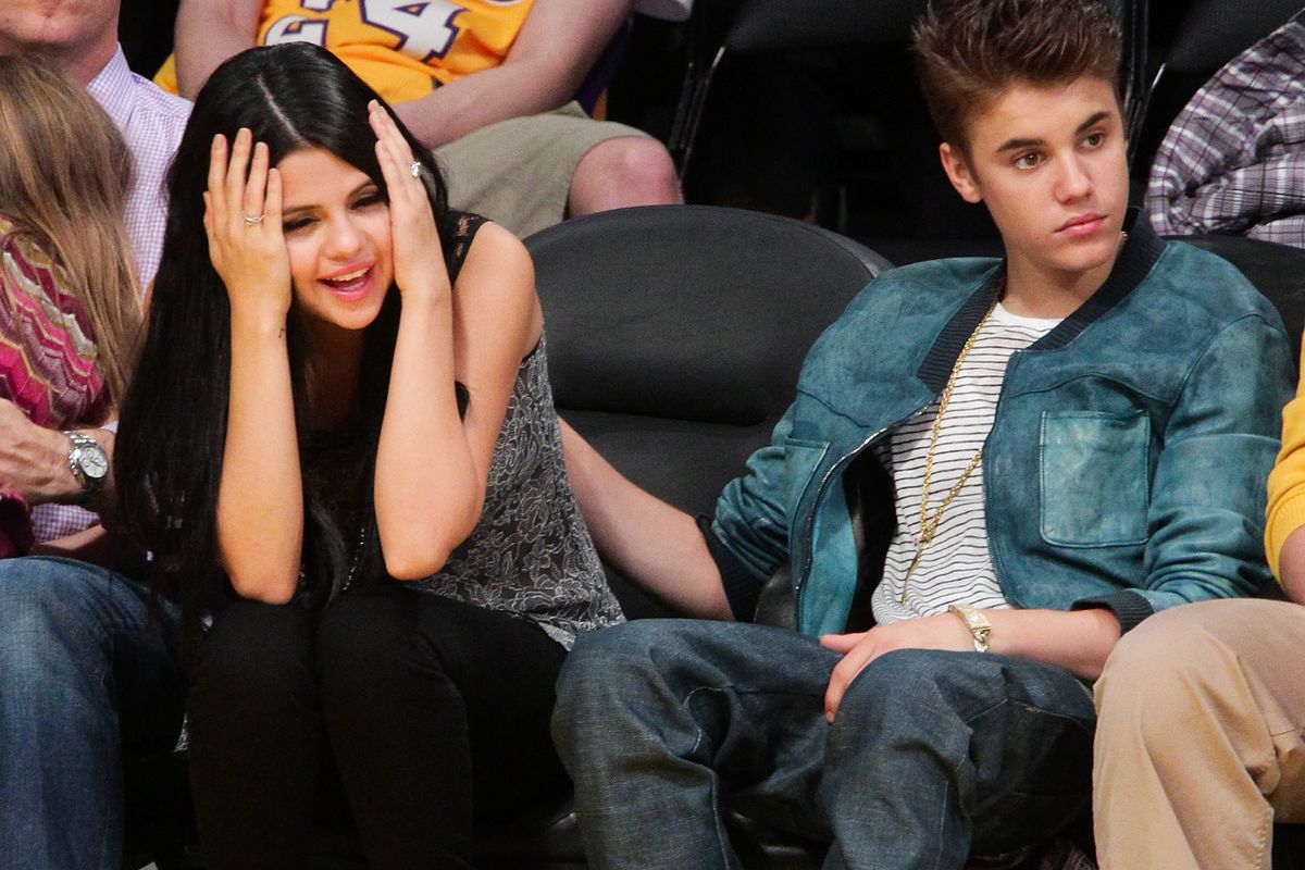 Selena Gomez and Justin Bieber attend a Lakers game in 2012 