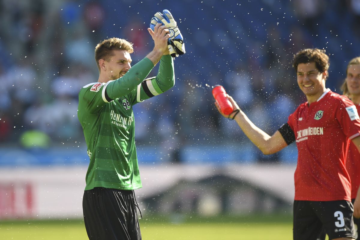 Zieler (left) played over 200 times for Hannover.