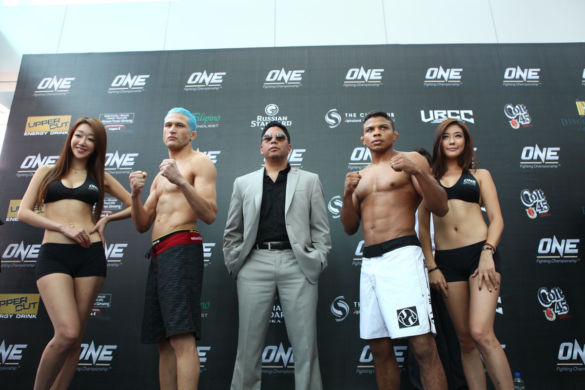 ONE FC 5 headliners Gustavo Falciroli and Bibiano Fernandes pose for the cameras after making the bantamweight limit <em>-- Photo via ONE FC</em>